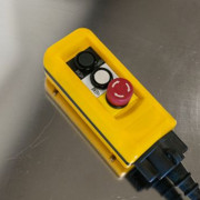 Fjernbetjent hæve-/sænkeenhed med nødstop